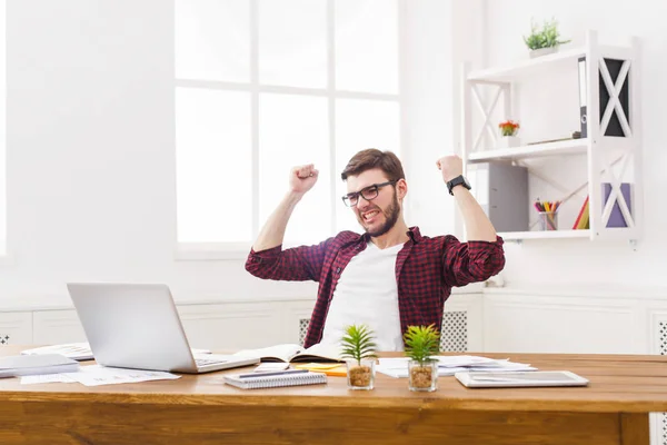 Jovem homem de negócios feliz no escritório com computador — Fotografia de Stock