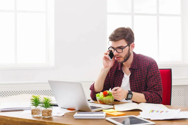 Homem ocupado tem almoço de negócios no interior do escritório moderno — Fotografia de Stock