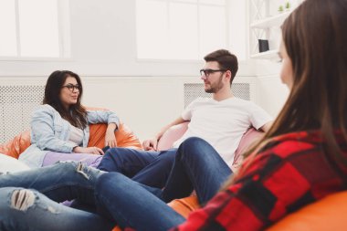 Grup modern ofisindeki yaratıcı insan