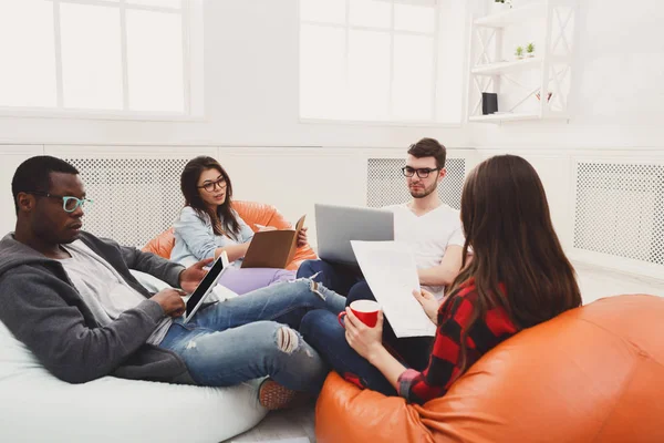 Brainstorming, pessoas criativas co-trabalhando dentro de casa — Fotografia de Stock