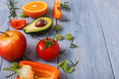 Sınır kopya alanı mavi ahşap zemin üzerine taze sebze