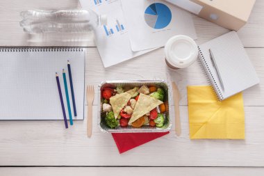 Sağlıklı bir iş öğle yemeği aperatif ofis, sebze salatası