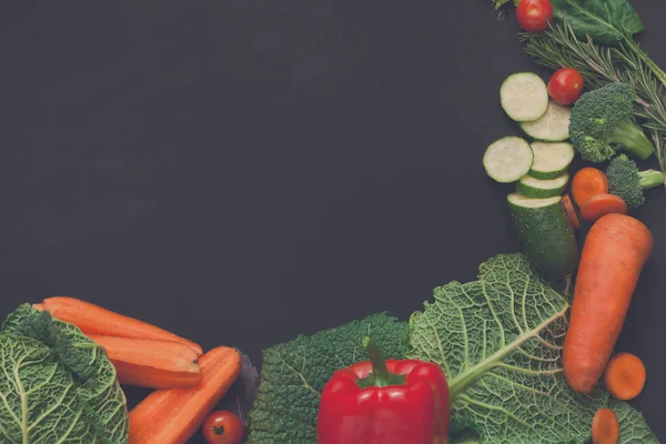 Rahmen aus frischem Gemüse auf Holzgrund mit Kopierraum — Stockfoto