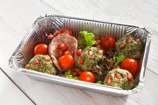 Healthy food in boxes, diet concept. Falafel with vegetables — Stock Photo, Image