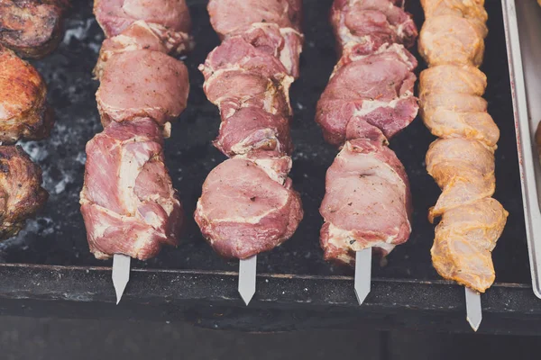 Kebab de boeuf et poulet. Viande fraîche au gril, barbecue — Photo