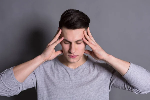 Retrato de hombre joven pensativo en el fondo del estudio . —  Fotos de Stock