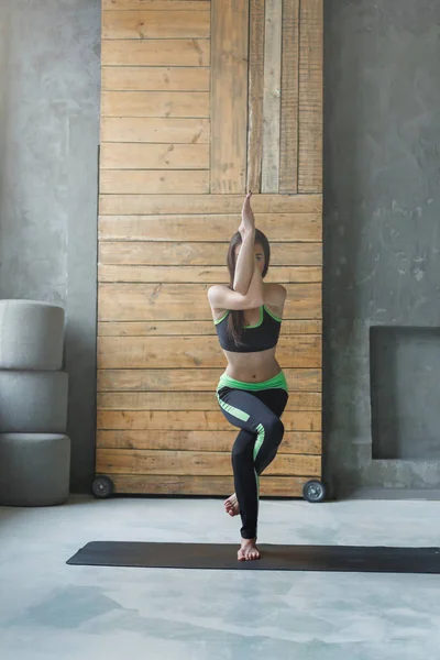 Mujer joven en clase de yoga, águila pose asana —  Fotos de Stock