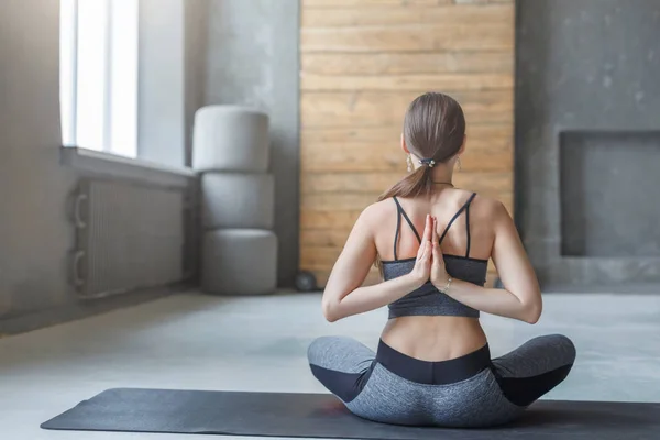 Mujer joven en clase de yoga, Posa de oración inversa — Foto de Stock