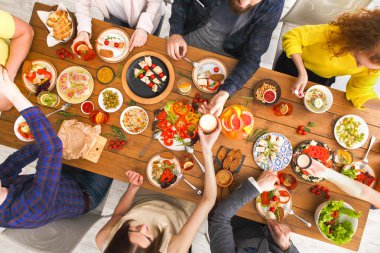 İnsanların sağlıklı yemekler hizmet tablo akşam yemeğinde yemek.