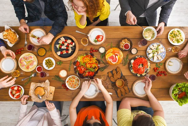 As pessoas comem refeições saudáveis no jantar de mesa servido — Fotografia de Stock