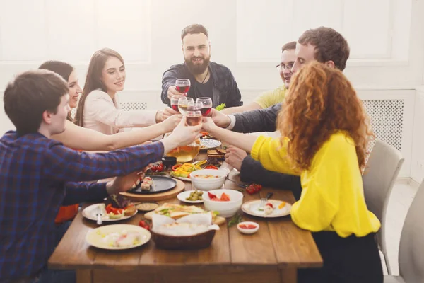 Folk siger skål clink briller på festligt bord middagsselskab - Stock-foto