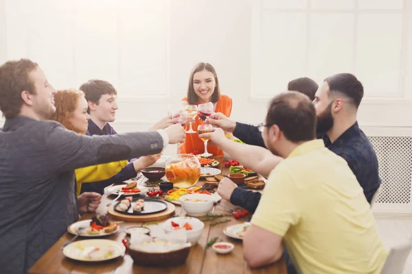 Mensen zeggen cheers clink bril op feestelijke tabel diner — Stockfoto