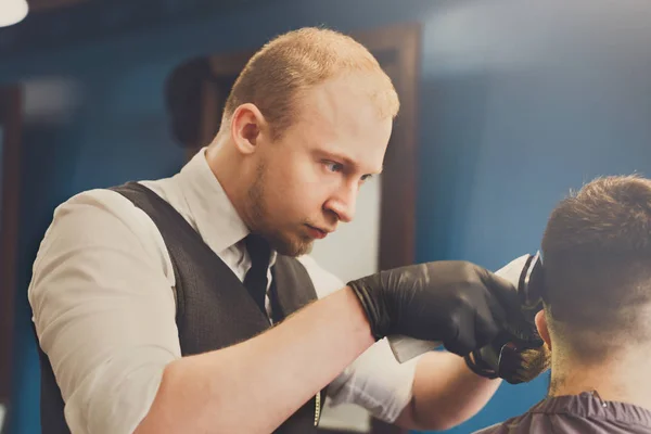 Man krijgt kapsel door Haarstylist bij barbershop — Stockfoto