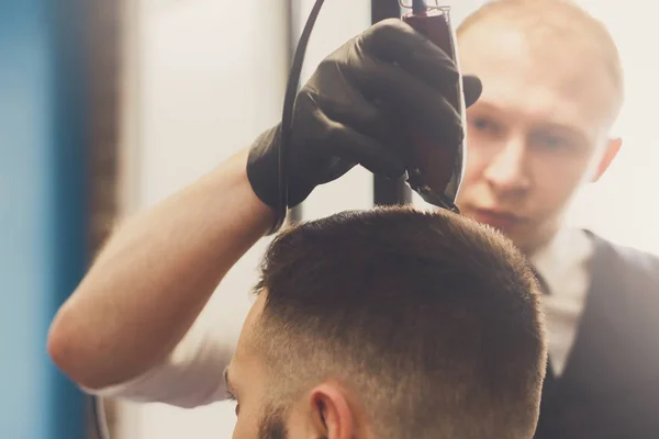 Man krijgt kapsel door Haarstylist bij barbershop — Stockfoto