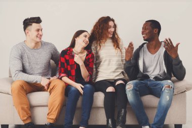 Mutlu çok ırklı arkadaşlar öğrencilerin rahat kıyafetler