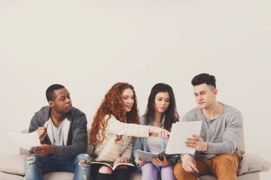 Çeşitli genç öğrenciler evde sınavına hazırlık