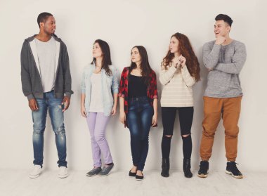 Grup çeşitli öğrenci kapalı kuyrukta