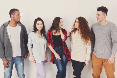 Grup çeşitli öğrenci kapalı kuyrukta