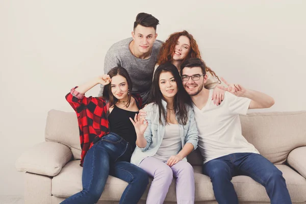 Amigos divirtiéndose, tomando selfie en casa fiesta —  Fotos de Stock