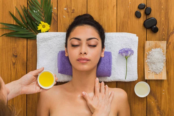 Masajista mujer hacer masaje lifting facial en spa centro de bienestar —  Fotos de Stock