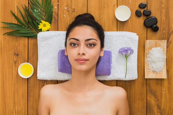 Mladá krásná žena relaxovat v aroma spa wellness centra — Stock fotografie