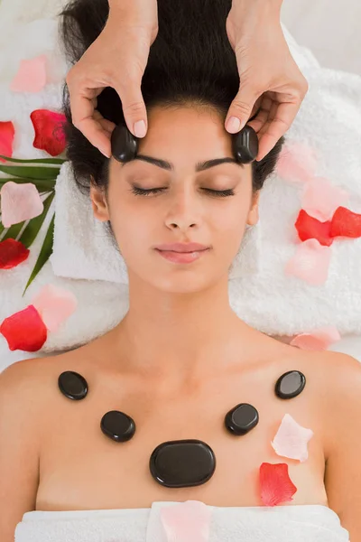 Kosmetička se kámen masážní vana pro ženy na wellness centru — Stock fotografie