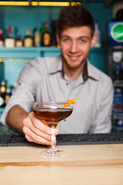 Young Barman ofrece cóctel de alcohol en el bar del club nocturno — Foto de Stock