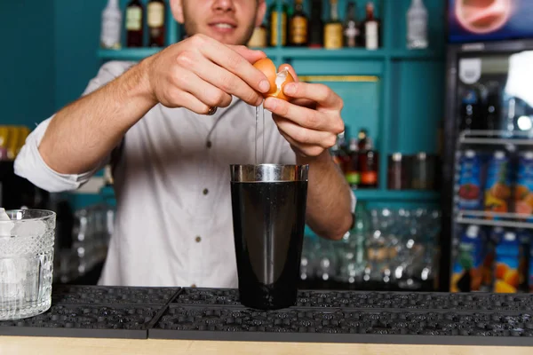Yumurta sarısı ile kokteyl yapmak Barmans eller — Stok fotoğraf