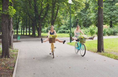 Bisiklet Park binmek birlikte mutlu boho chic kız