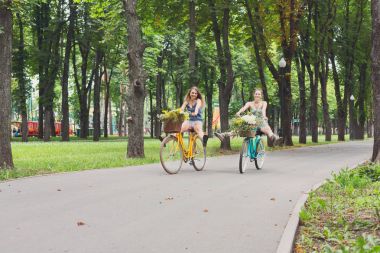Bisiklet Park binmek birlikte mutlu boho chic kız