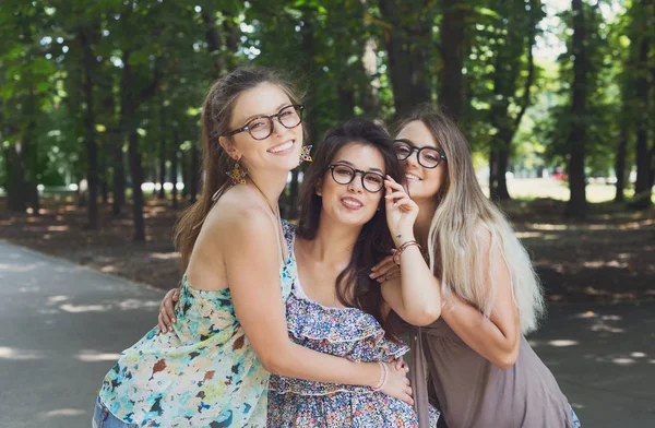 Tři krásné mladé boho chic stylové dívky procházky v parku. — Stock fotografie