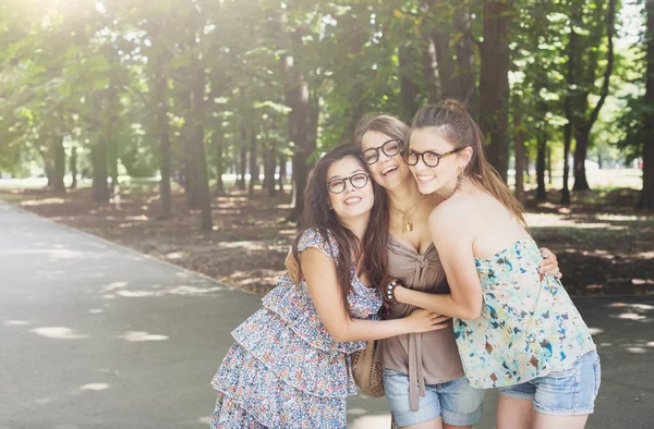 Τρεις όμορφη νεαρή boho chic κορίτσια κομψό περπάτημα στο πάρκο. — Φωτογραφία Αρχείου