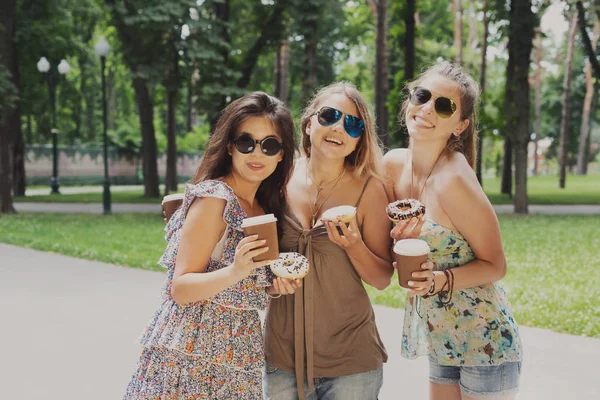 Trois belles jeunes filles élégantes boho chic marchant dans le parc . — Photo