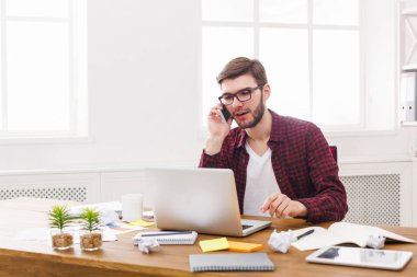 Genç işadamı okuma modern beyaz office belgelerinde konsantre