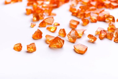 Beyaz arka planda turuncu Citrine gemstones