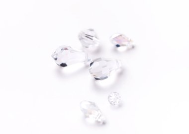 Beyaz arka plan üzerinde parlak cam boncuklar