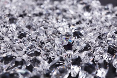 Siyah arka plan üzerine güzel elmas