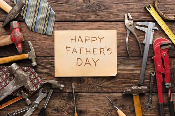 Happy Fathers Day fond, carte sur bois rustique avec des outils de réparation — Photo