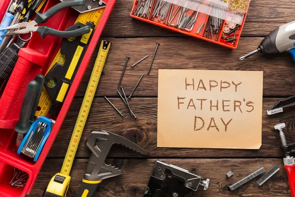Happy Fathers Day fond, carte sur bois rustique avec des outils de réparation — Photo