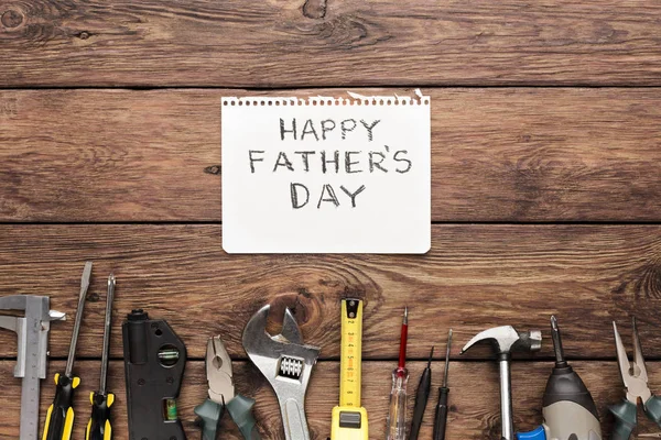 Happy Fathers Day fond, carte sur bois rustique avec des outils de réparation — Photo