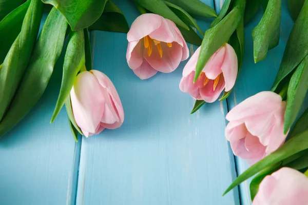 Różowe tulipany na niebieskim tle drewna, miejsce — Zdjęcie stockowe
