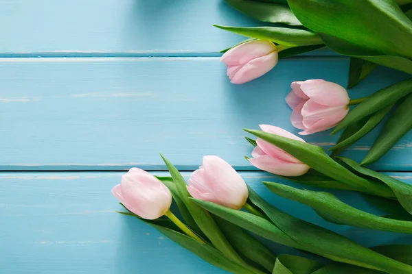 Tulipani rosa su sfondo di legno blu, spazio copia — Foto Stock