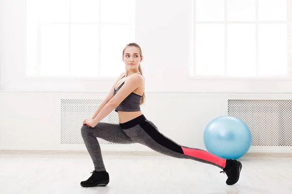 Fitness donna a stretching allenamento al chiuso — Foto Stock