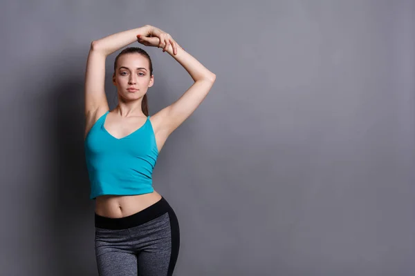 Fitness modello donna warm up a studio sfondo — Foto Stock