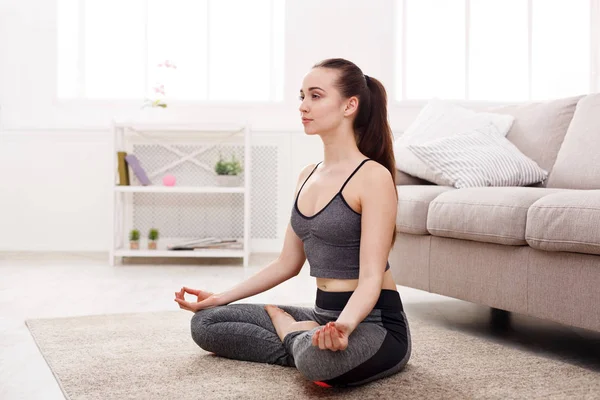 Yoga em casa, mulher fazer pose de lótus — Fotografia de Stock