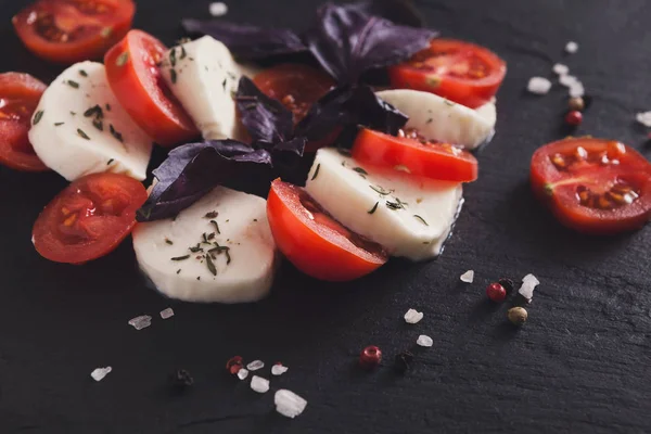 Házi mozzarella, fekete kő háttér — Stock Fotó