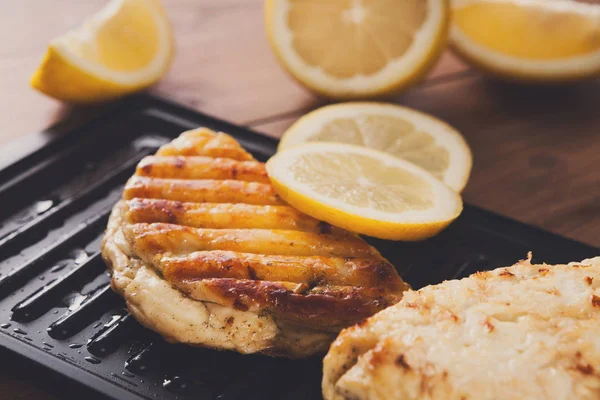 Halloumi ızgara Kıbrıs peynir ahşap üzerine kavrulmuş