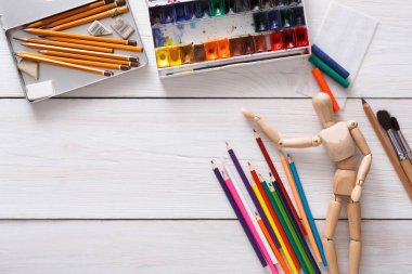 Boya ve ahşap ressam adam fırçalarla, nesne