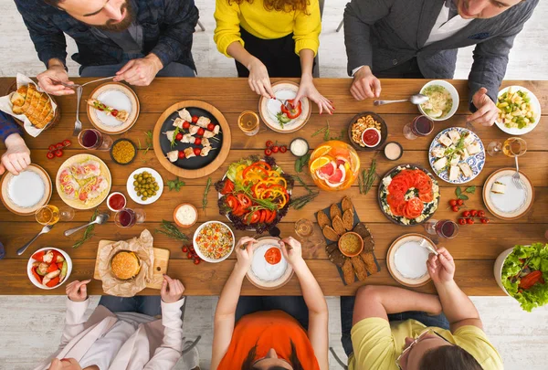 As pessoas comem refeições saudáveis no jantar de mesa servido — Fotografia de Stock