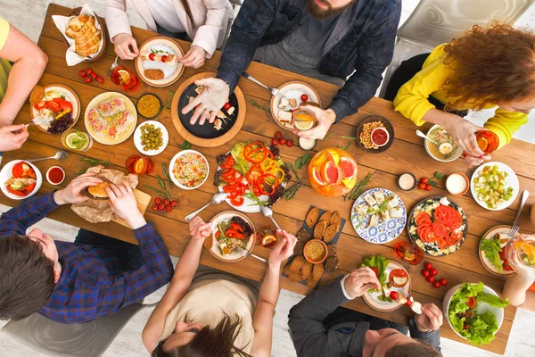 人が提供のテーブルのディナー パーティーで健康的な食事を食べる — ストック写真